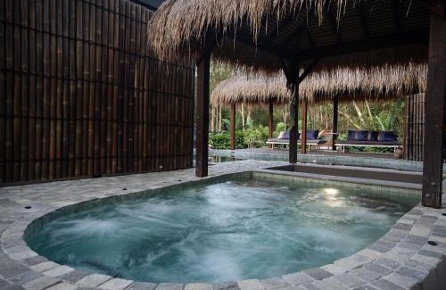 Coolum Beach Haus | Warm spa, pool & Fireplace - Coolum Bali Gardens