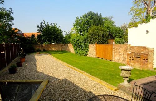 Tolworth Haus | Warwick Lodge