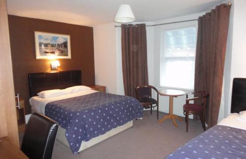 Tolworth Haus | Warwick Lodge