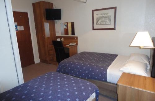 Tolworth Haus | Warwick Lodge