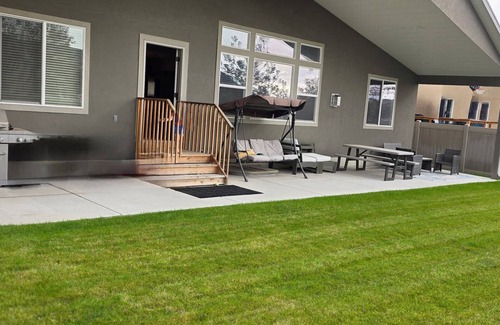 Layton Haus | Wasatch Retreat: Spacious 5 bd 3.5 bth, Sleeps 14, Game Room, Pool Table