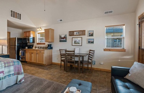 Dover Bay Haus | Setting Sun - Lakefront Beach Bungalow