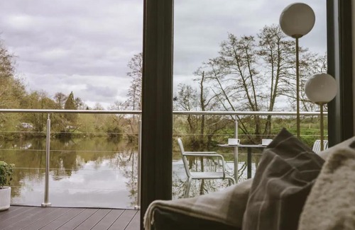 Saltford Bootsverleih | Water Cabin With Water Sports Equipment and Bikes, Bath