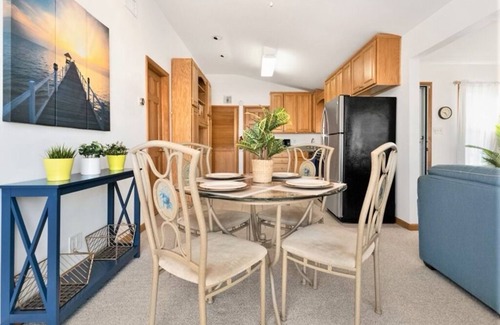 Mystic Island Haus | WATER FRONT BEACH BUNGALOW- SLEEPS 6 FIREPIT. GAME ROOM GAZEBO.