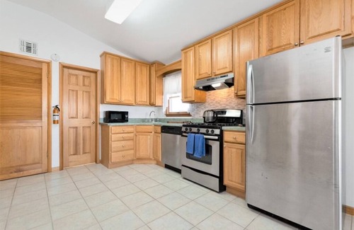 Mystic Island Haus | WATER FRONT BEACH BUNGALOW- SLEEPS 6 FIREPIT. GAME ROOM GAZEBO.