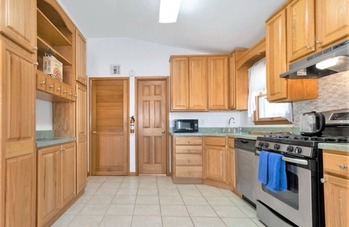 Mystic Island Haus | WATER FRONT BEACH BUNGALOW- SLEEPS 6 FIREPIT. GAME ROOM GAZEBO.