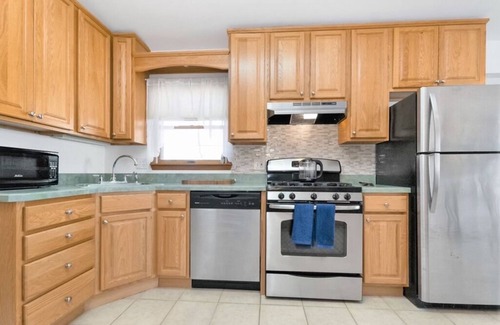 Mystic Island Haus | WATER FRONT BEACH BUNGALOW- SLEEPS 6 FIREPIT. GAME ROOM GAZEBO.