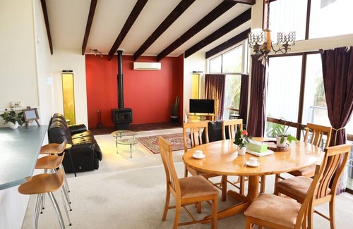 Auckland Haus | Water views 5-Bedroom Large home | Family Friendly. Close to Airport & City.