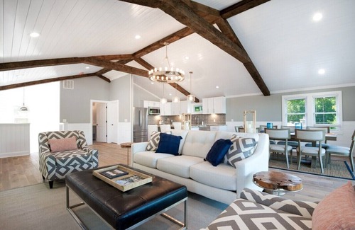 Williams Bay Haus | Water Views |Accross the Street from Beach & Pier 29 |Unique & Newly Renovated |Lake Life Villa