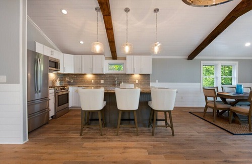 Williams Bay Haus | Water Views |Accross the Street from Beach & Pier 29 |Unique & Newly Renovated |Lake Life Villa