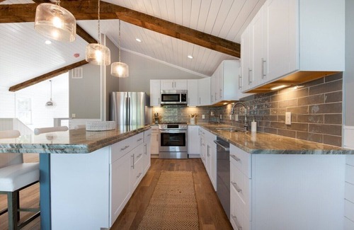 Williams Bay Haus | Water Views |Accross the Street from Beach & Pier 29 |Unique & Newly Renovated |Lake Life Villa