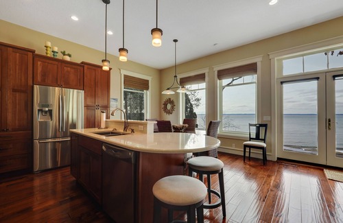 Charlevoix Haus | Waterfront | Beachfront | Private on Lake Michigan | 15 mins to Charlevoix