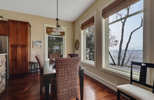 Charlevoix Haus | Waterfront | Beachfront | Private on Lake Michigan | 15 mins to Charlevoix