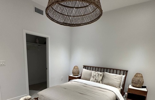 Riverside Park Haus | Waterfront Bungalow by Las Olas