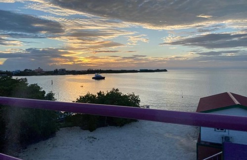 Caye Caulker Haus | Waterfront 2 BR/ 2 bath POOL home w/ Stunning Ocean Views!! No Cleaning Fees!