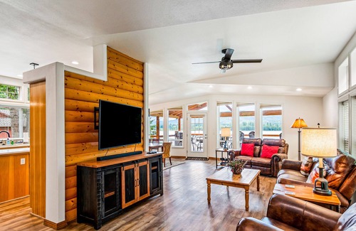 Sandpoint Kabine | Waterfront-Hütte am Pend Oreille River mit eigenem Dock und Südausrichtung!