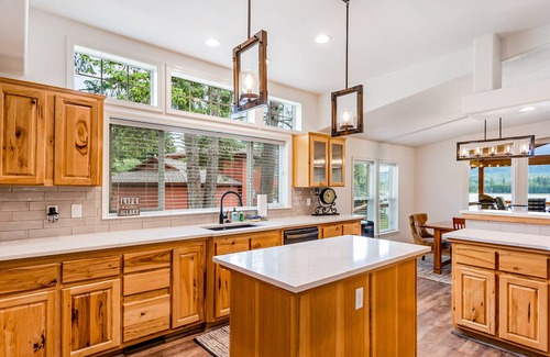 Sandpoint Kabine | Waterfront-Hütte am Pend Oreille River mit eigenem Dock und Südausrichtung!