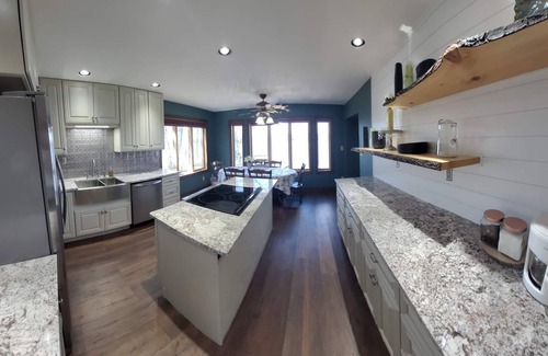 Hillman Kabine | Waterfront Cabin on Beautiful Peavy Lake! Sandy Beach with Crystal Clear Waters!