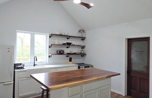 Ponce De Leon Kabine | Waterfront cabin w/creek waterfall, pond & 2 decks. Secluded in the Ozark hills.