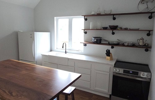 Ponce De Leon Kabine | Waterfront cabin w/creek waterfall, pond & 2 decks. Secluded in the Ozark hills.