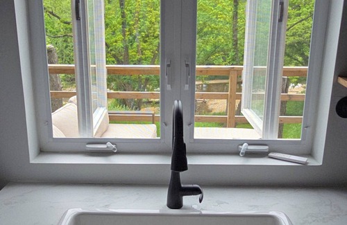 Ponce De Leon Kabine | Waterfront cabin w/creek waterfall, pond & 2 decks. Secluded in the Ozark hills.