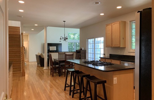 Edgewater Haus | Waterfront Cheerful 6 BR Home with Private Pier