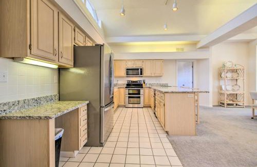 Lake Ozark Wohnung | Waterfront Condo with Resort Perks in Lake Ozark!