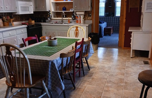 Stewart Haus | Lake Shore ist auf Kentucky Lake mit eigenem Bootsanlegestelle und Swim-Plattform.