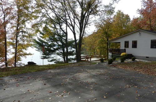 Stewart Haus | Lake Shore ist auf Kentucky Lake mit eigenem Bootsanlegestelle und Swim-Plattform.