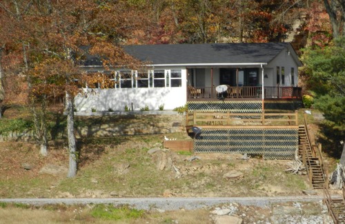 Stewart Haus | Lake Shore ist auf Kentucky Lake mit eigenem Bootsanlegestelle und Swim-Plattform.