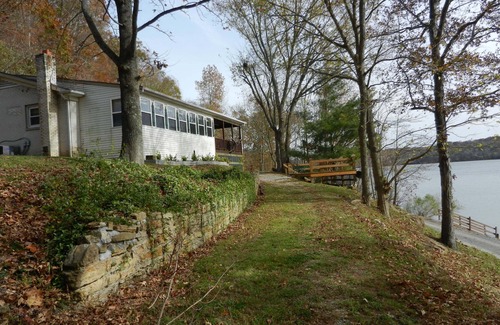 Stewart Haus | Lake Shore ist auf Kentucky Lake mit eigenem Bootsanlegestelle und Swim-Plattform.