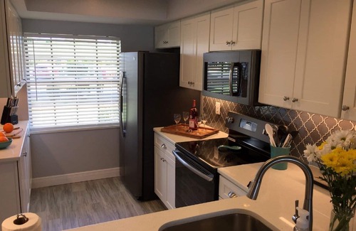 Cocoa Isles Eigentumswohnung | Ufergegend !! Genießen Sie wunderschöne Sonnenuntergänge und fischen Sie von den Docks!