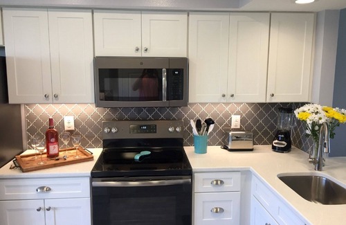 Cocoa Isles Eigentumswohnung | Ufergegend !! Genießen Sie wunderschöne Sonnenuntergänge und fischen Sie von den Docks!