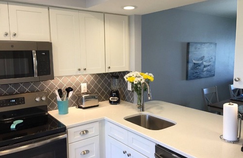 Cocoa Isles Eigentumswohnung | Ufergegend !! Genießen Sie wunderschöne Sonnenuntergänge und fischen Sie von den Docks!