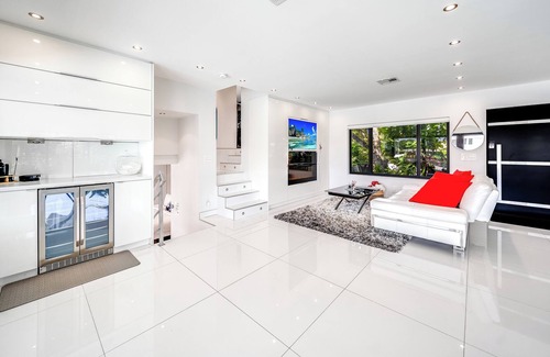 Pompano Isles Haus | Waterfront Gem+Heated Pool+Hot Tub! 1 Mile 2 Beach