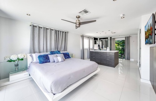 Pompano Isles Haus | Waterfront Gem+Heated Pool+Hot Tub! 1 Mile 2 Beach