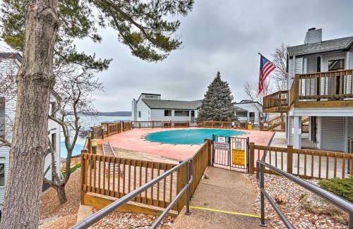 Osage Beach Wohnung | Waterfront Gem with Balcony and Views in Osage Beach
