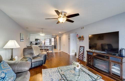 Osage Beach Wohnung | Waterfront Gem with Balcony and Views in Osage Beach