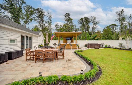 Bellamy Haus | Waterfront Gloucester Cottage with Private Boat Dock