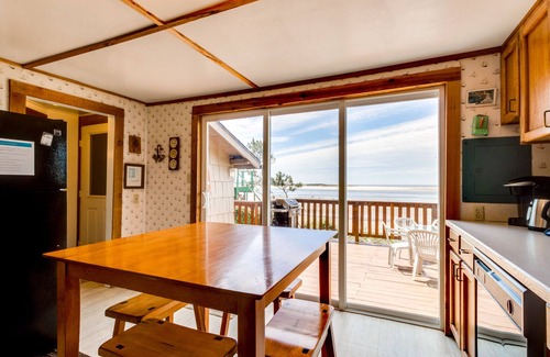 Happy Camp Hideaway Kabine | Waterfront auf Netarts Bay. Schöne Aussichten, hundefreundlich, in der Nähe von Sehenswürdigkeiten!