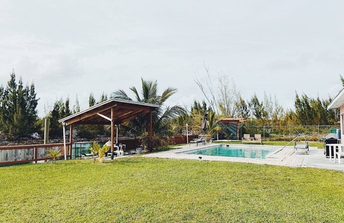 Williams Town Haus | Waterfront home with private dock near the beach
