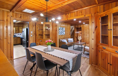 Cambridge Haus | WATERFRONT!! HOT TUB!! 4 BED/4 BATH CHARMING HOME IN THE HEART OF CAMBRIDGE