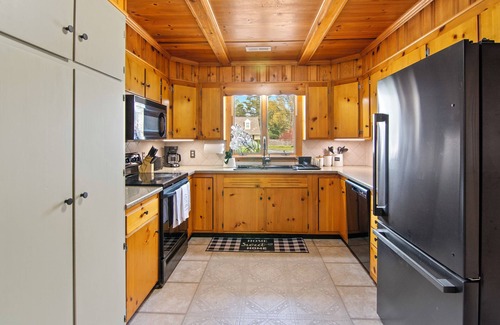 Cambridge Haus | WATERFRONT!! HOT TUB!! 4 BED/4 BATH CHARMING HOME IN THE HEART OF CAMBRIDGE