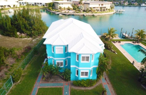 Bahamia West Haus | Italienische inspirierte tropische Flucht am Wasser