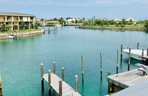 Bahamia West Haus | Italienische inspirierte tropische Flucht am Wasser