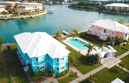 Bahamia West Haus | Italienische inspirierte tropische Flucht am Wasser