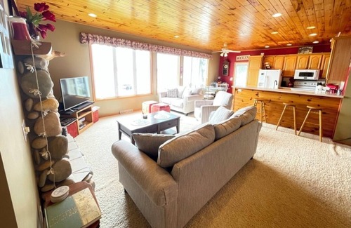 Cadillac Hütte | Waterfront Lake Mitchell Cottage w/Sunset Views