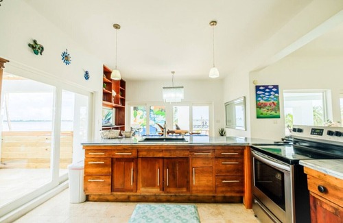 Gales Point Wohnung | Waterfront Luxury Villa - 2 Private Pools, Own Boat & Captain, Free Shuttle