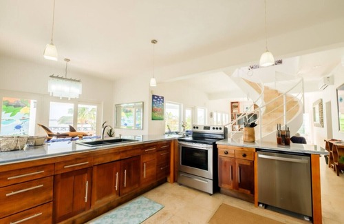 Gales Point Wohnung | Waterfront Luxury Villa - 2 Private Pools, Own Boat & Captain, Free Shuttle