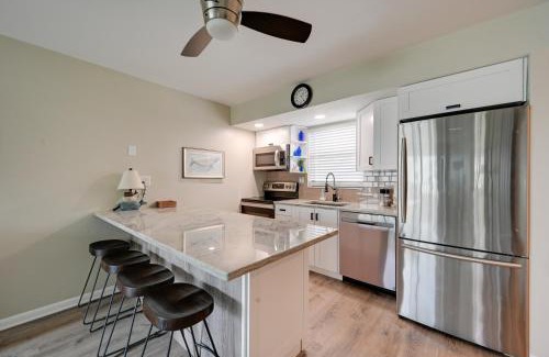 Marco Island Wohnung | Waterfront Marco Island Condo with Pool and Hot Tub!